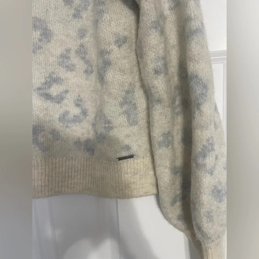 Abercrombie & Fitch Leopard Print Sweater - Picture 2 of 6